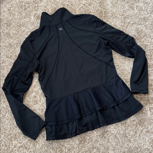 Tail black zip golf jacket with back ruffles. - Picture 4 of 5
